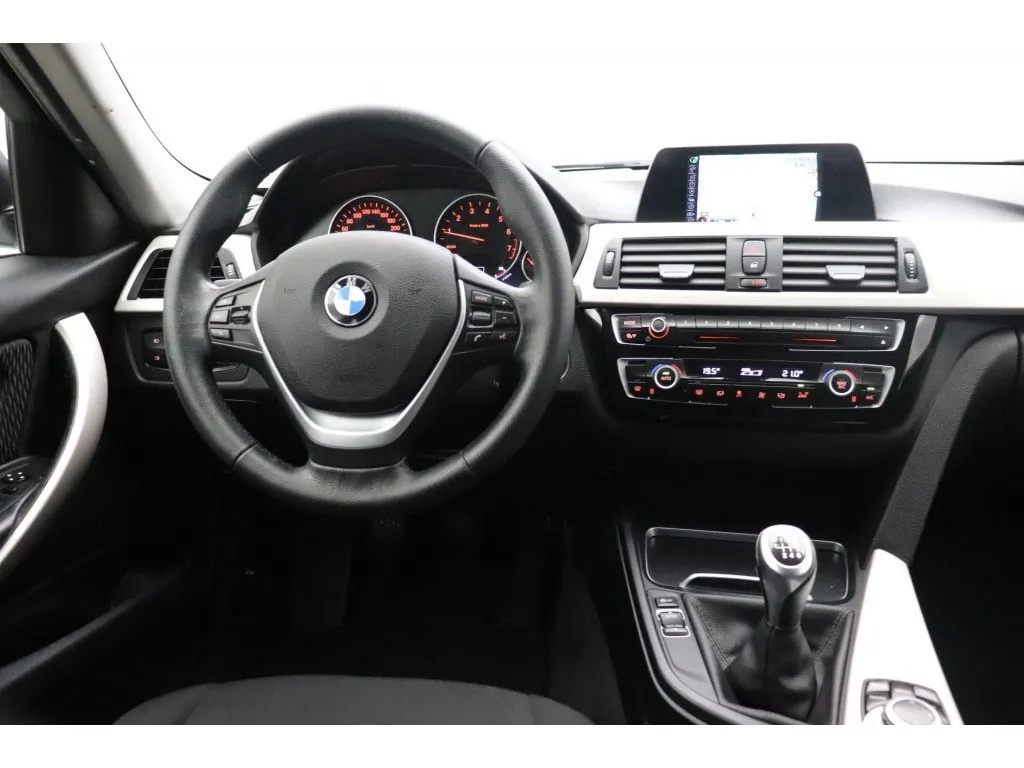 BMW 318 Touring 318i Executive Navi Image 3